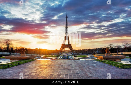 Sonnenaufgang in Paris mit Eiffelturm Stockfoto