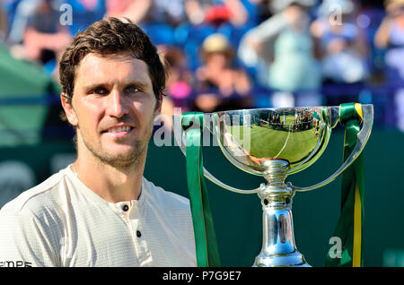 Mischa Zverev (GER) mit der Trophäe, nachdem er die Endrunde der Natur Tal International, Eastbourne zum 30. Juni 2018 Stockfoto