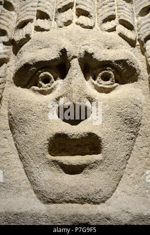 Acroterion Theater Maske Ornament, aka Acroterium oder Akroteria, von römischen Grab in Vaison-la-Romaine Museum Vaucluse Provence Frankreich Stockfoto