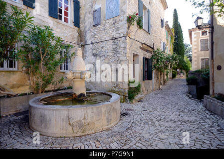 Engen, gepflasterten Straßen und Brunnen im Dorf von Seguret Vaucluse Provence Frankreich Stockfoto