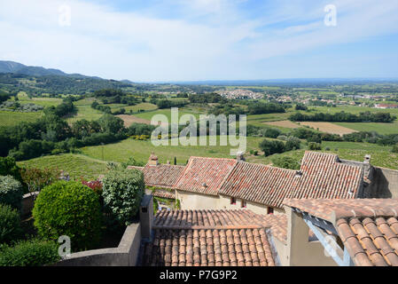 Blick über das Dorf Séguret mit Sablet in der Ferne unter Côtes-du-Rhône Weinberge Vaucluse Provence Frankreich Stockfoto