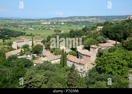 Blick über das Dorf Séguret mit Weinbergen der Côtes-du-Rhône Villages Vaucluse Provence Frankreich Stockfoto