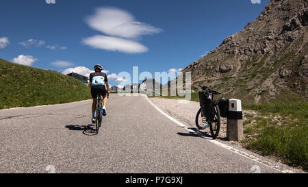 Eine weibliche Frau Radfahren Radfahren die Dolomiten Alpen von Süden Tyol Italien Lifestyle Sport tragen Zyklus Kit Kleidung Road Bike Radfahren mountain Stockfoto