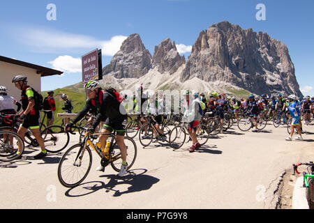 Sella Ronda Bike Day 2018 Sella Ronda Radfahren Dolomiten Pordoijoch Gardena Mountain Pass Sella Campolongo Tourismus sportliche Radfahrer Maratona dles Dolomites Dolomiti Stockfoto