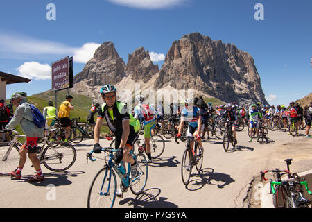 Sella Ronda Bike Day 2018 Sella Ronda Radfahren Dolomiten Pordoijoch Gardena Mountain Pass Sella Campolongo Tourismus sportliche Radfahrer Maratona dles Dolomites Dolomiti Stockfoto