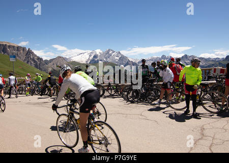 Sella Ronda Bike Day 2018 Sella Ronda Radfahren Dolomiten Pordoijoch Gardena Mountain Pass Sella Campolongo Tourismus sportliche Radfahrer Maratona dles Dolomites Dolomiti Stockfoto