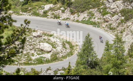 Biker Kurvenfahrt in den Dolomiten Sellarona Bike Day Maratona dles Dolomiti Berge Alpen Italien Europa Stockfoto