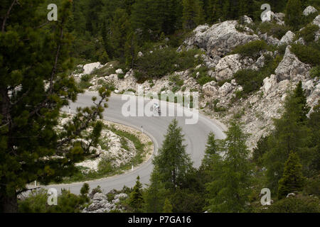 Biker Kurvenfahrt in den Dolomiten Sellarona Bike Day Maratona dles Dolomiti Berge Alpen Italien Europa Stockfoto