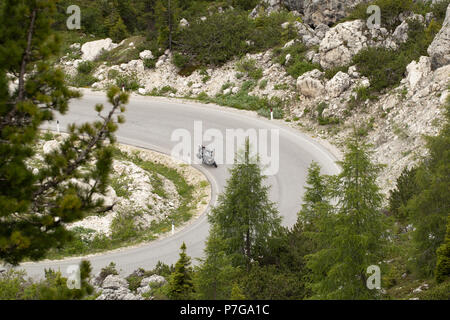 Biker Kurvenfahrt in den Dolomiten Sellarona Bike Day Maratona dles Dolomiti Berge Alpen Italien Europa Stockfoto