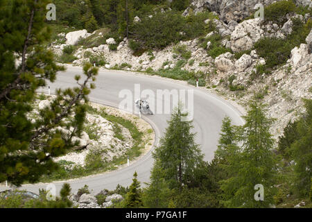 Biker Kurvenfahrt in den Dolomiten Sellarona Bike Day Maratona dles Dolomiti Berge Alpen Italien Europa Stockfoto