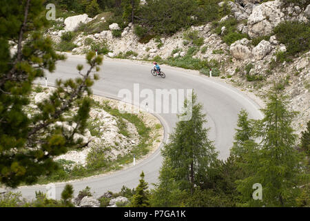 Biker Kurvenfahrt in den Dolomiten Sellarona Bike Day Maratona dles Dolomiti Berge Alpen Italien Europa Stockfoto