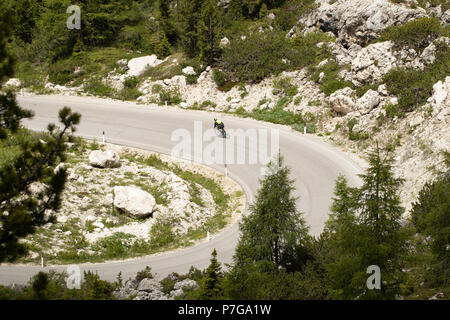 Biker Kurvenfahrt in den Dolomiten Sellarona Bike Day Maratona dles Dolomiti Berge Alpen Italien Europa Stockfoto