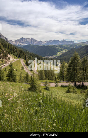 Eine Landschaft Blick über Corvara in Badia Colfosco aus Gröden in den Dolomiten Alpen Südtirol Trentino Alto Adige Italien Europa Stockfoto