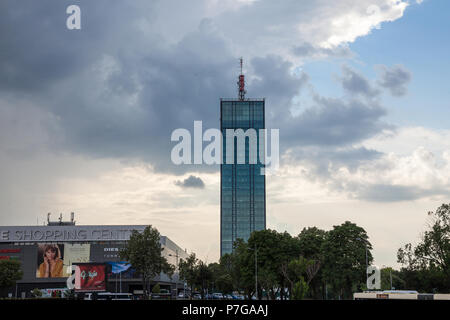 Belgrad, Serbien - Juni 3, 2018: Usce Tower und Einkaufszentrum in Novi Beograd (Neu Belgrad). Usce ist ein Gemischt verwendet, Wolkenkratzer, und ein Symbol und Land Stockfoto