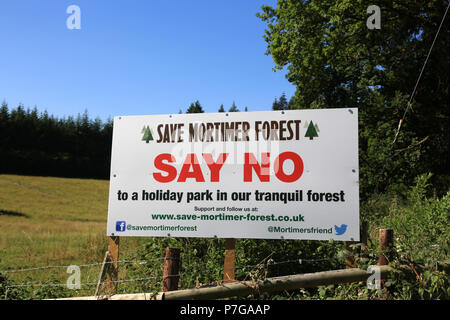 Speichern Mortimer Wald Kampagne Schilder am Eingang zu hohen Vinnalls Parkplatz, in der Nähe von Ludlow, Großbritannien. Stockfoto