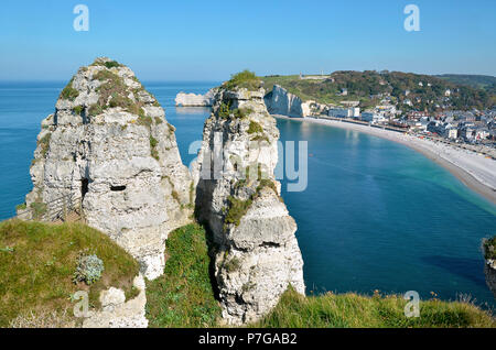 Die beiden Spitzen von "La Chambre des Demoiselles' auf die berühmten Klippen von Etretat, Gemeinde im Département Seine-Maritime und in der Region Haute-Normandie; sein Hauptort ist Stockfoto