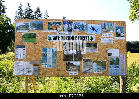 Speichern Mortimer Wald Kampagne Schilder am Eingang zu hohen Vinnalls Parkplatz, in der Nähe von Ludlow, Großbritannien. Stockfoto