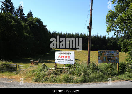 Speichern Mortimer Wald Kampagne Schilder am Eingang zu hohen Vinnalls Parkplatz, in der Nähe von Ludlow, Großbritannien. Stockfoto