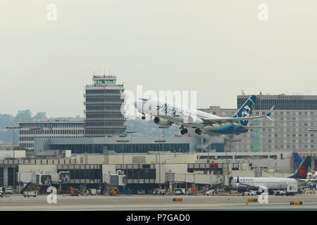 Alaska Airlines Boeing 737-900ER Flugzeug Vom internationalen Flughafen von Los Angeles, LAX, Kalifornien, USA. Stockfoto