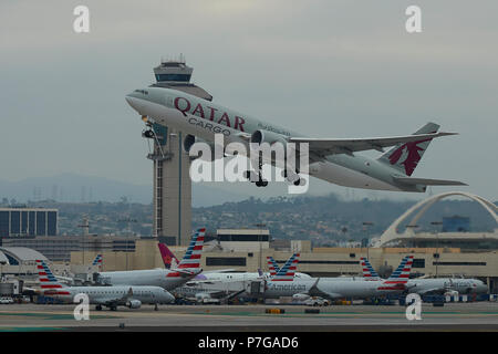 Qatar Cargo Boeing 777 Cargo Jet, weg vom LAX entfernt, der internationale Flughafen von Los Angeles, Kalifornien, USA. Stockfoto