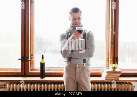 Hansome Mann mit einem Glas guten Rotwein Stockfoto