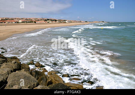 Strand und Stadt Saint-Pierre-de-la-Mer je nach der Ortschaft Fleury, im Süden Frankreichs, in der Region Languedoc-Roussillon Stockfoto