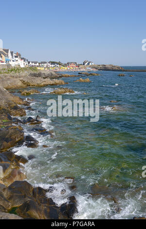 Felsige Küste und Strand von Saint Michel im Hintergrund bei Batz-sur-Mer, im Département Pas-de-Calais in Frankreich. Die Stadt liegt Stockfoto