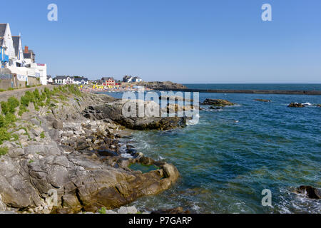 Felsige Küste und Strand von Saint Michel im Hintergrund bei Batz-sur-Mer, im Département Pas-de-Calais in Frankreich. Die Stadt liegt Stockfoto