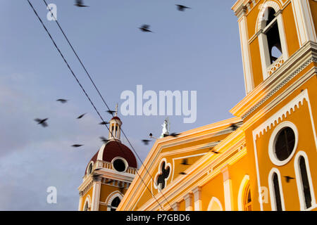 Granada, Nicaragua. Februar 7, 2018. Ein Blick auf die Kathedrale von Granada, eine lokale bunte Touristenattraktion in Granada, Nicaragua, mit Tauben fliegen Stockfoto