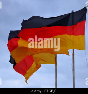 Drei Flaggen von Deutschland, Deutsche Fahne weht im Wind. Stockfoto