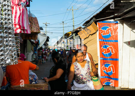 Granada, Nicaragua. Februar 8, 2018. Anbieter beginnen ihre Stände auf der Hauptstraße von Granada, Nicaragua zu setzen Stockfoto