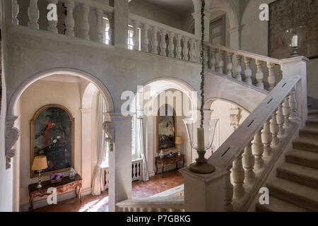 Treppe balusrade in der Eingangshalle des 18. Jahrhunderts Schlösser, St Remy De Provence Stockfoto