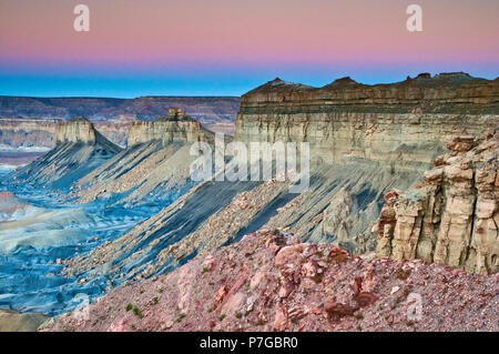 Buttes und Felsen rund um Smoky Mountain Road an Kelly Grade, Sunrise, Grand Staircase Escalante National Monument, Colorado Plateau, Utah, USA Stockfoto