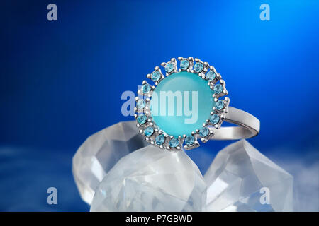 Nahaufnahme von White Gold Ring mit blauen Edelsteinen. Stockfoto