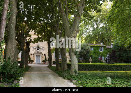 Die Außenfassade und Begründung des 18. Jahrhunderts Schlösser in St. Remy-de-Provence Stockfoto