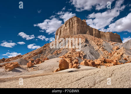 Buttes und Felsen rund um Smoky Mountain Road in Nippel Arbeitstisch in der Nähe von Lake Powell und Grand Staircase Escalante National Monument, Utah, USA Stockfoto