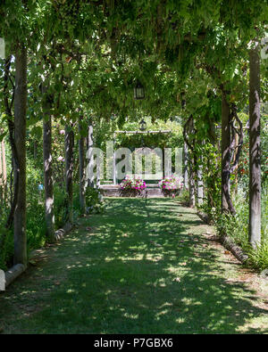 Schattige Pergola im Garten des 18. Jahrhunderts Schlösser in St. Remy-de-Provence Stockfoto