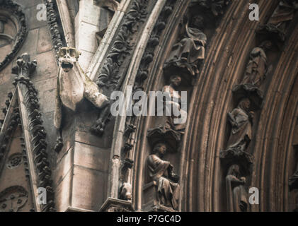 Wasserspeier an der Kathedrale Notre Dame in Paaren, Frankreich. Stockfoto