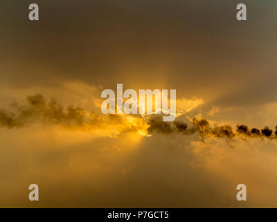 Sonnenuntergang am Nil Ägypten im industriellen Bereich mit zunehmender Verschmutzung der dramatischen orange Farben in den Wolken Stockfoto