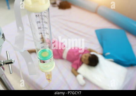 In der Nähe der Saline Infusion für Patient und verschwommenes asiatischer Kinder Hintergrund. Stockfoto