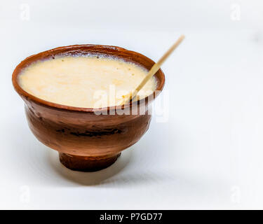 Süße Quark oder süß dahi in Hindi, in irdenen Topf serviert, selektiver Fokus verwendet. Stockfoto