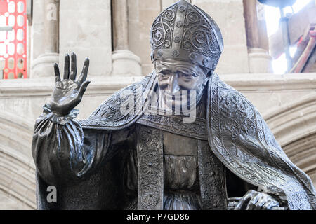 Memorial Skulptur Bischof Edward König an der mittelalterlichen Kathedrale, Lincoln, England. Stockfoto