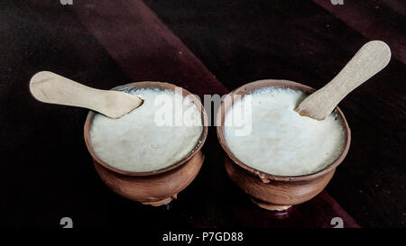 Süße Quark oder süß dahi in Hindi, in irdenen Topf serviert, selektiver Fokus verwendet. Stockfoto