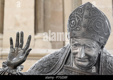 Memorial Skulptur Bischof Edward König an der mittelalterlichen Kathedrale, Lincoln, England. Stockfoto