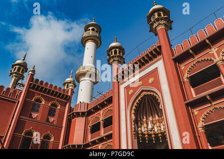 Innenraum der Nakhoda Masjid, die hauptmoschee von Kolkata, Indien, in den Bereich der Chitpur Burrabazar Geschäftsviertel im Zentrum von Kalkutta. Stockfoto