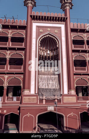 Innenraum der Nakhoda Masjid, die hauptmoschee von Kolkata, Indien, in den Bereich der Chitpur Burrabazar Geschäftsviertel im Zentrum von Kalkutta. Stockfoto