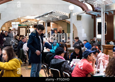 New York, USA - 29. Oktober 2017: Grand Central Terminal Food Court Restaurant in New York City, NEW YORK CITY, mit Menschen sitzen an Tischen, die in der Store Shop eati Stockfoto