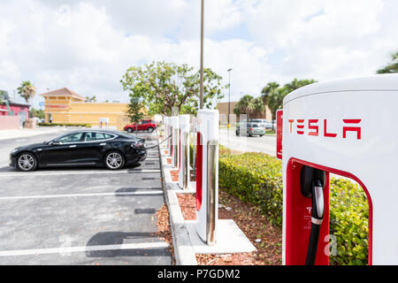 Homestead, USA - Mai 2, 2018: Nahaufnahme von Tesla Super Ladestation in Shopping Mall mit niemand, elektrische Auto am Parkplatz geparkt Stockfoto