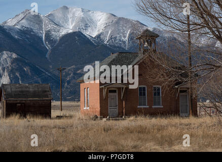 Auf Raum-schulhaus im Schatten des Mount Princeton Stockfoto