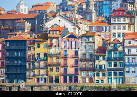 Typische alte Häuser mit bunten Fassaden im Stadtteil Ribeira, Porto, Portugal. Stockfoto